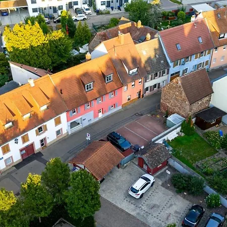 Dachgeschosswohnung -15min Vom Europa Park Entfernt アパート *